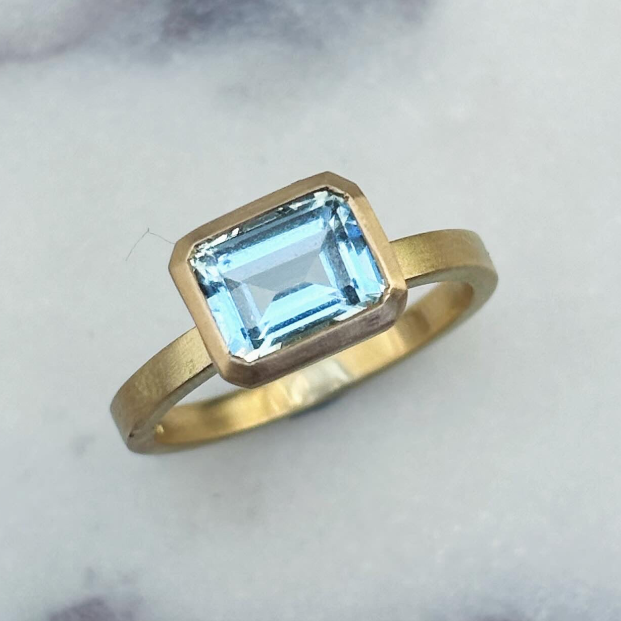 18ct Aquamarine solitaire ring