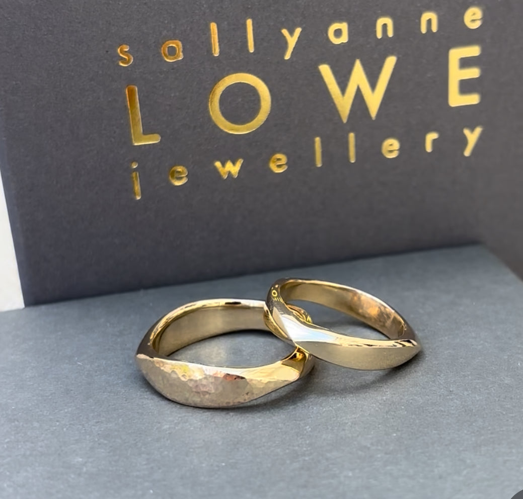 9ct gold Wide flow ring
