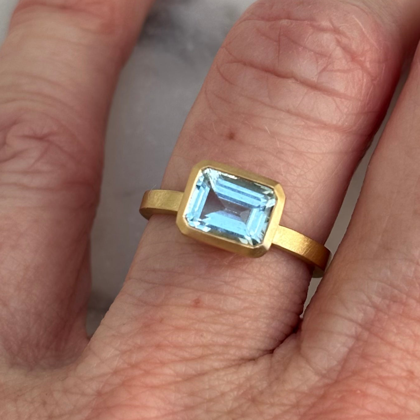 18ct Aquamarine solitaire ring