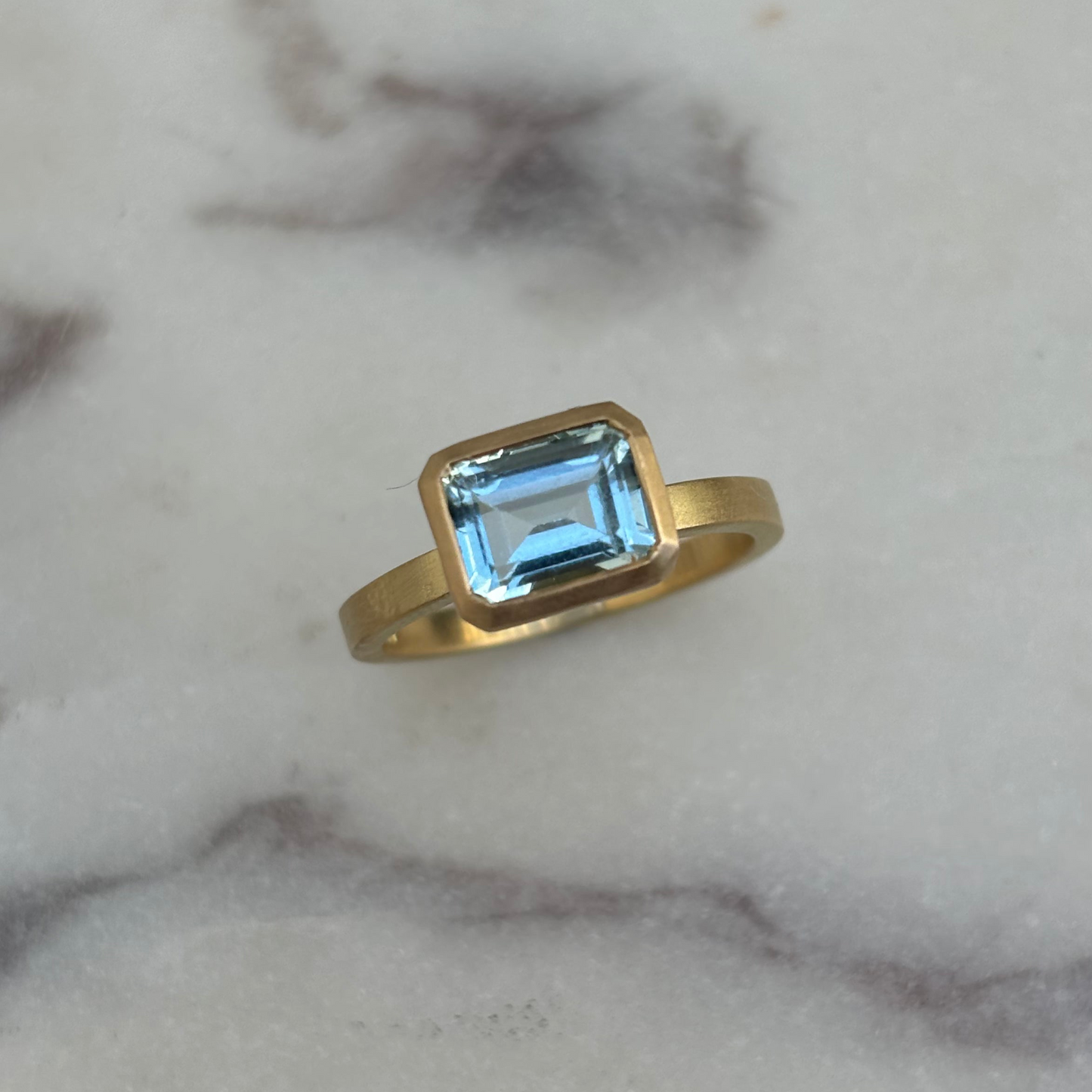 18ct Aquamarine solitaire ring