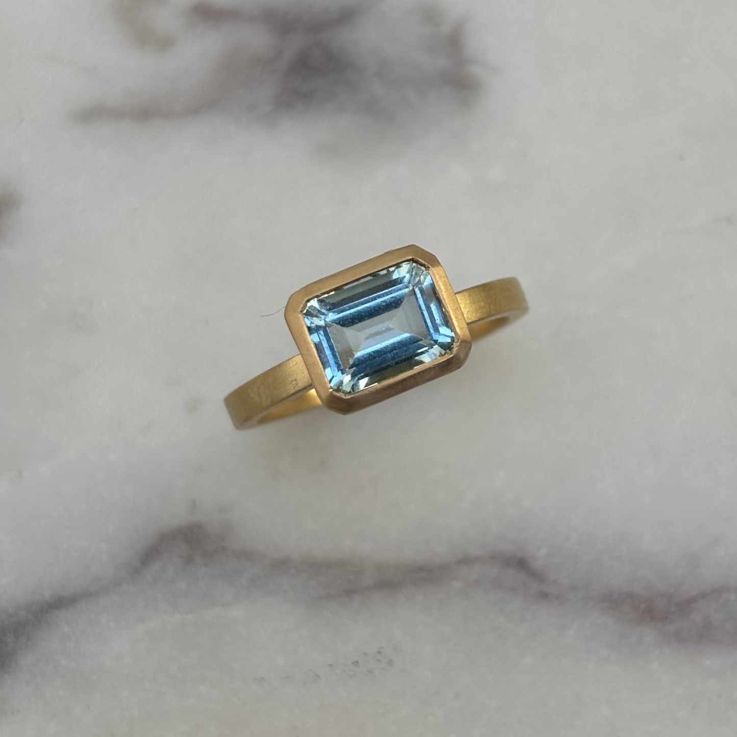 18ct Aquamarine solitaire ring