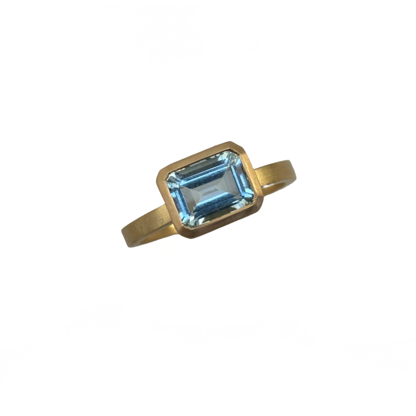 18ct Aquamarine solitaire ring