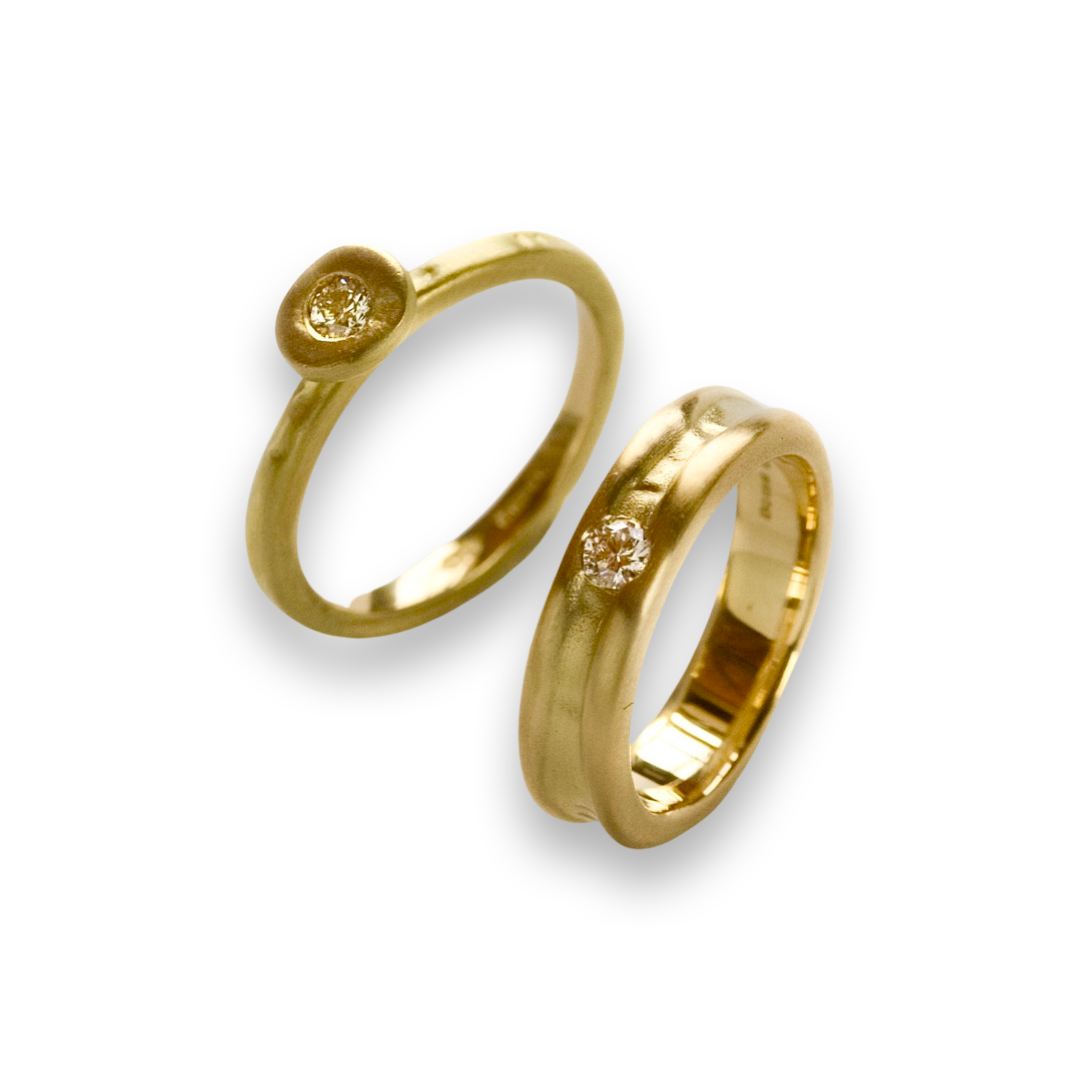 18ct Diamond cup set ring