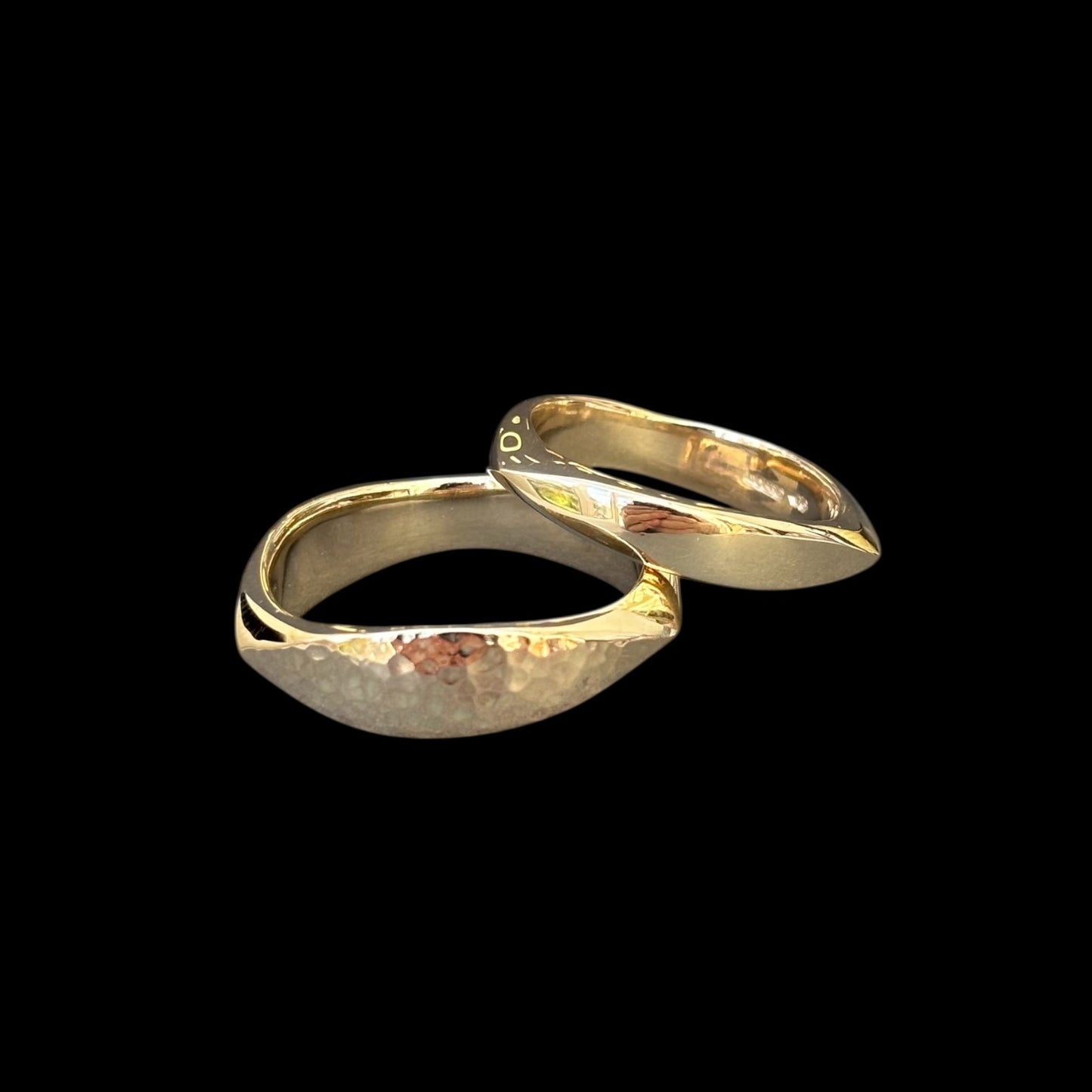 9ct gold Wide flow ring