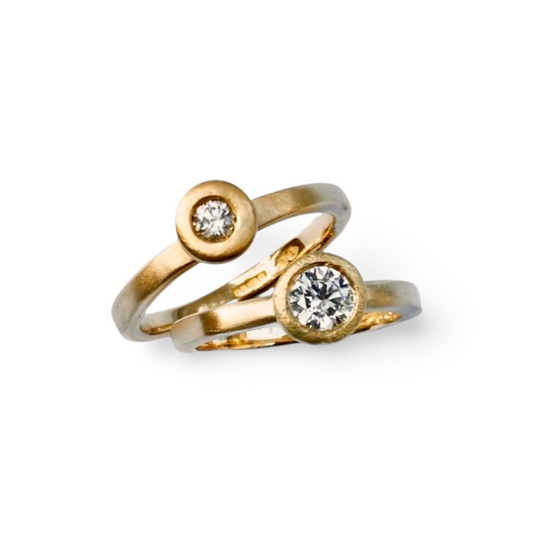 0.10ct diamond (left) solitaire ring. 18ct gold